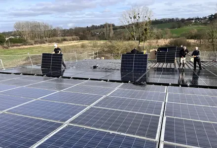 Techniciens posant des modules photovoltaïques sur une toiture